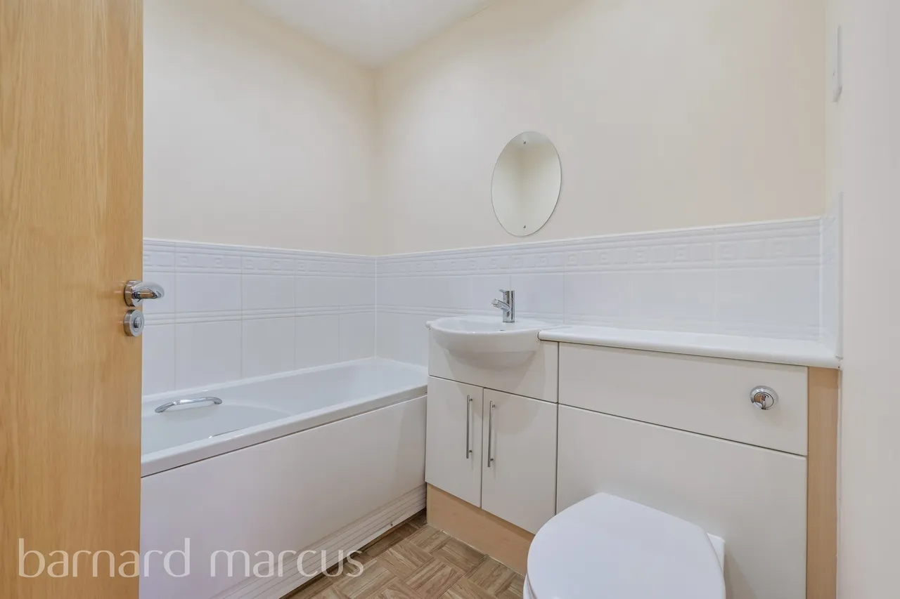 St. Annes Drive North, Redhill, RH1, photo 11