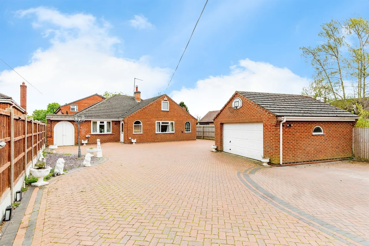 Barton Road, Barton Seagrave, Kettering, photo 3
