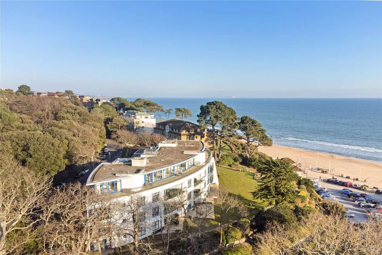 3 bed flat for sale — Westminster Road, Poole, Dorset, BH13 6JR