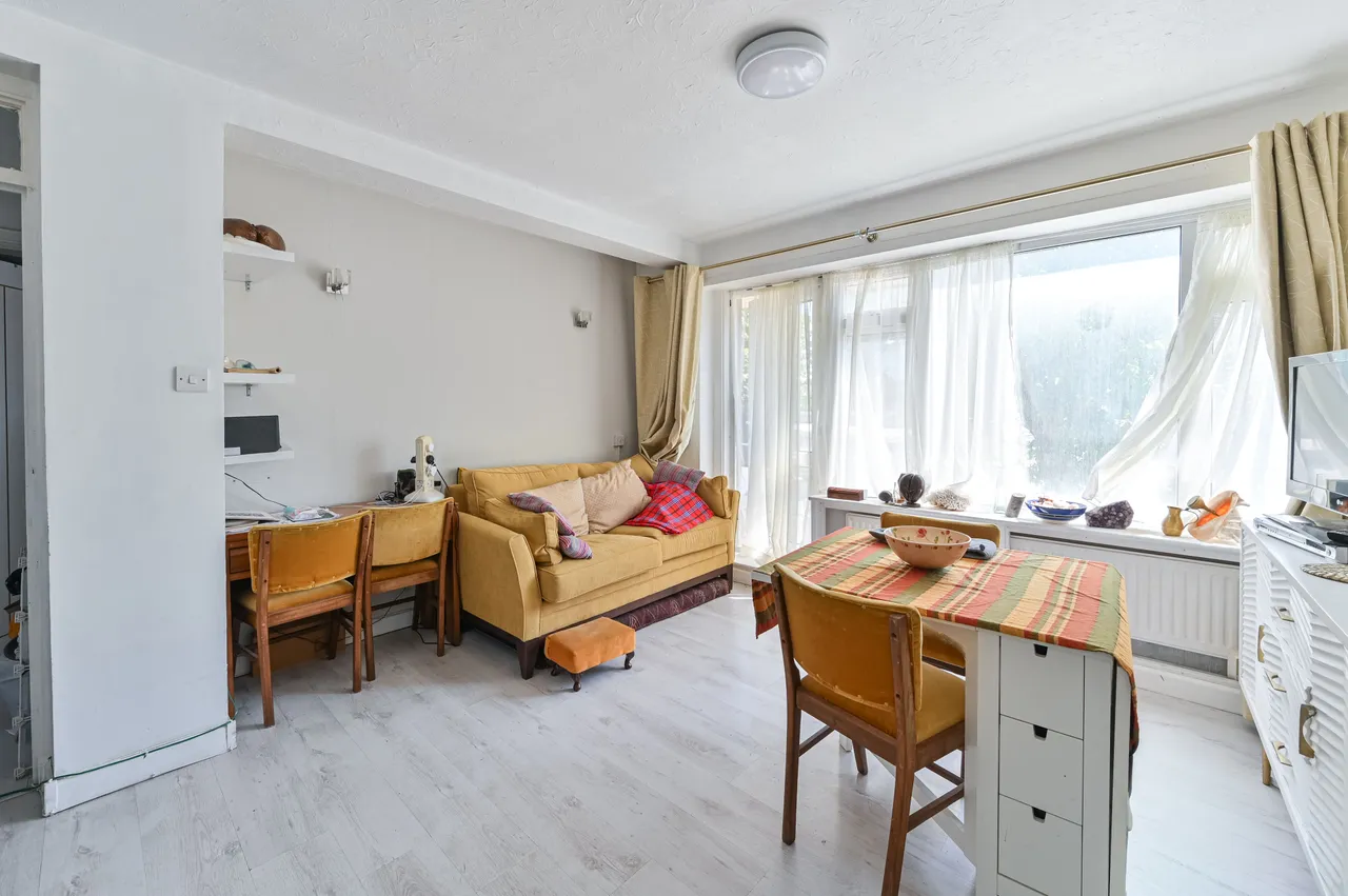 Flat 10, Lakeview Court, 5 Handsworth Avenue, London, photo 9