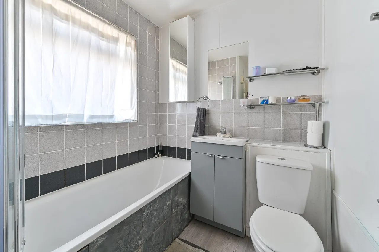 Flat 10, Lakeview Court, 5 Handsworth Avenue, London, photo 11
