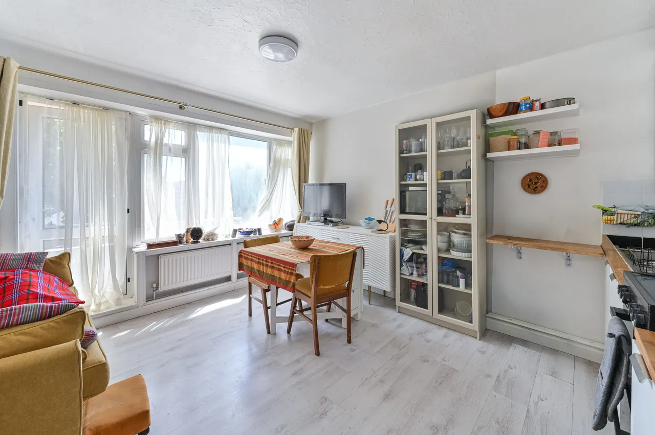 Flat 10, Lakeview Court, 5 Handsworth Avenue, London, photo 2