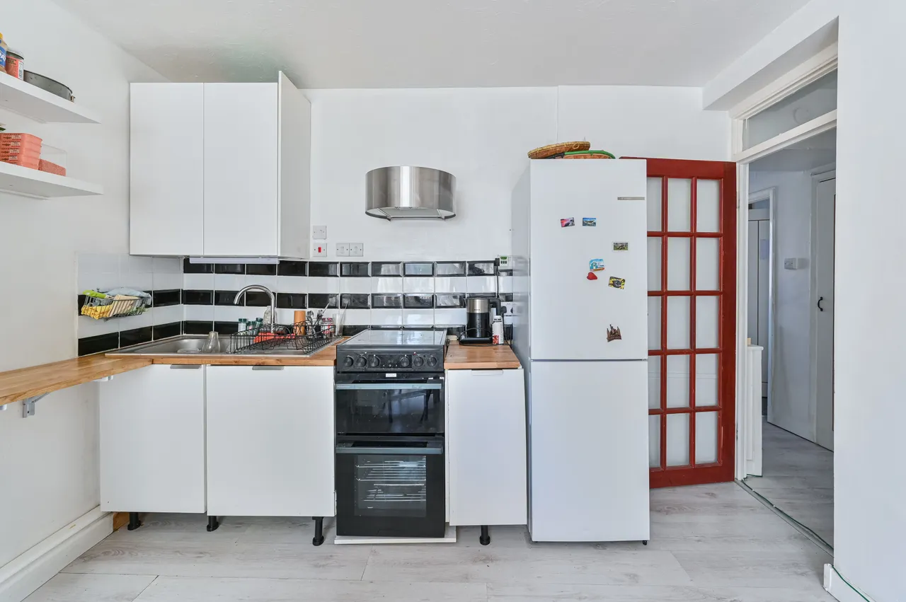 Flat 10, Lakeview Court, 5 Handsworth Avenue, London, photo 4