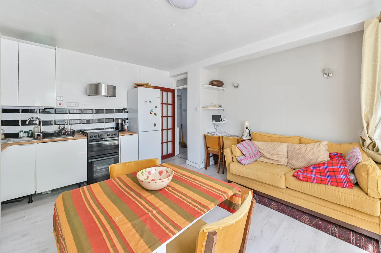 Flat 10, Lakeview Court, 5 Handsworth Avenue, London, photo 5