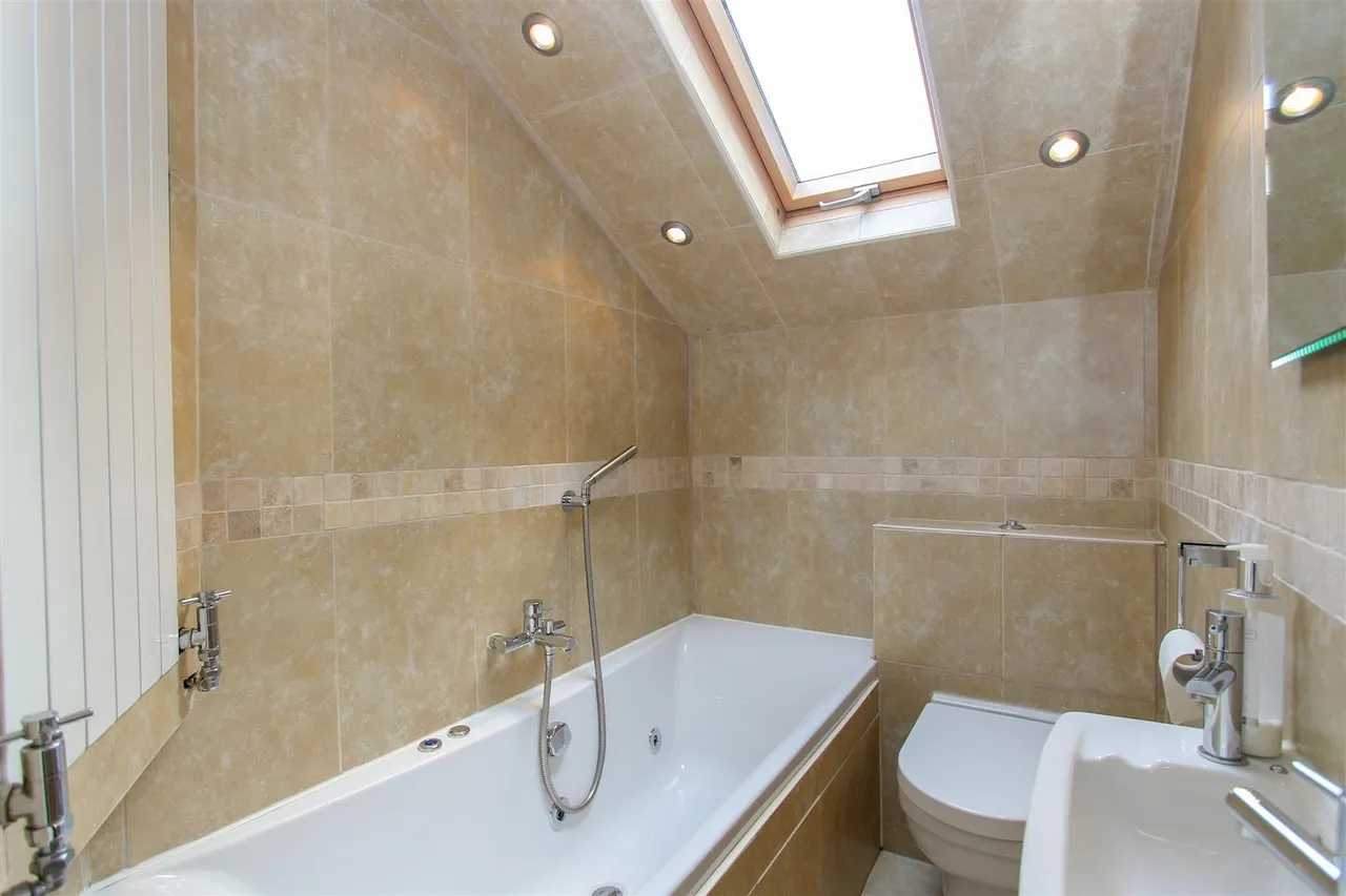 Hows Road, Uxbridge, UB8 2AR, photo 9