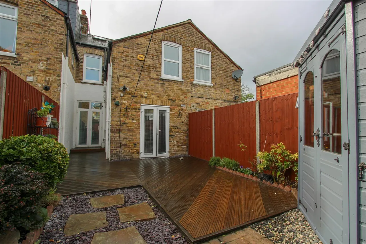 Hows Road, Uxbridge, UB8 2AR, photo 11