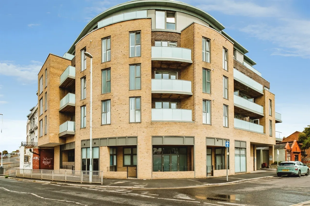 2 bed flat for sale — Lennox Road, Worthing