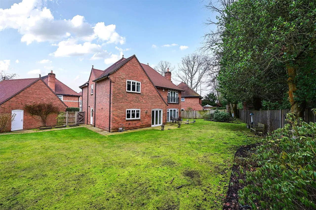 Robins Gardens, Fleet, Hampshire, GU51 4QT, photo 4