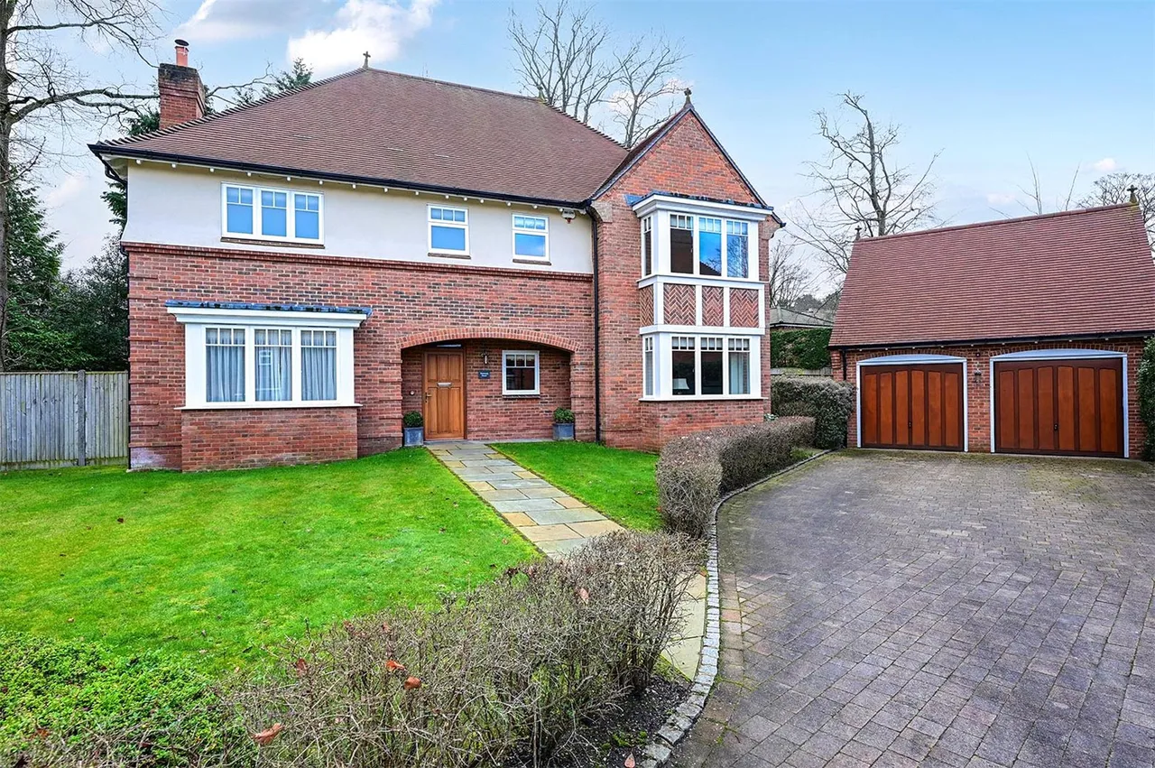 5 bed house for sale — Robins Gardens, Fleet, Hampshire, GU51 4QT