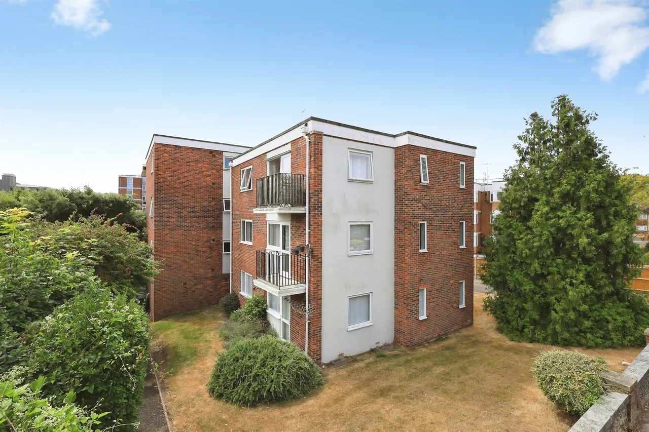 2 bed flat for sale — Selwyn Road, Eastbourne