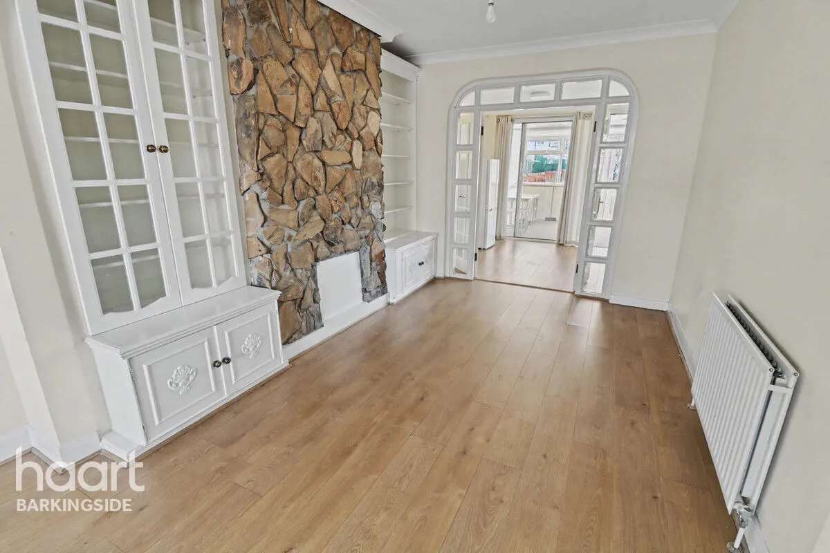 Horns Road, Barkingside, IG6, photo 3