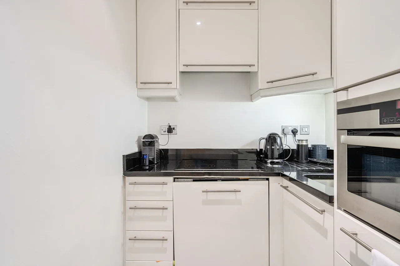 19 Chase Court, 28-29 Beaufort Gardens, London, photo 8