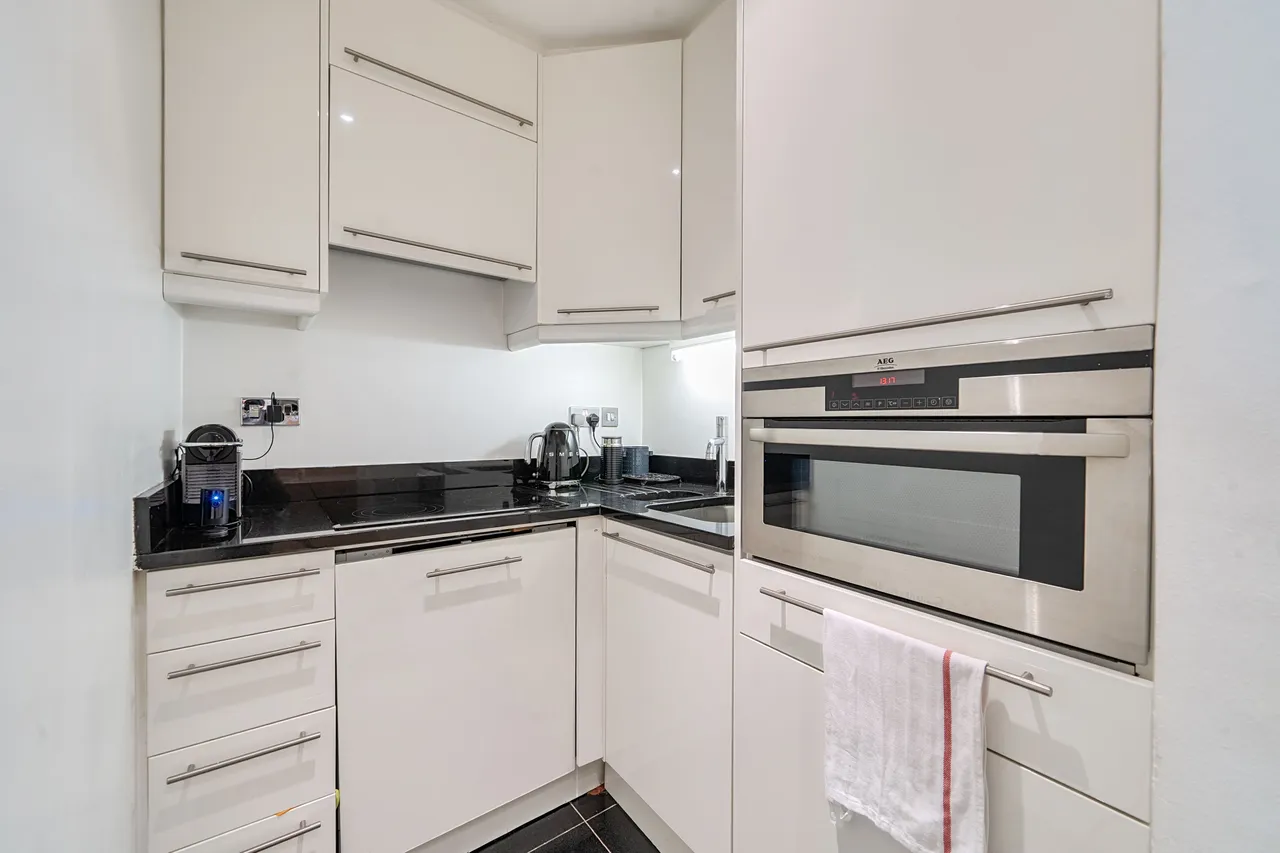 19 Chase Court, 28-29 Beaufort Gardens, London, photo 3