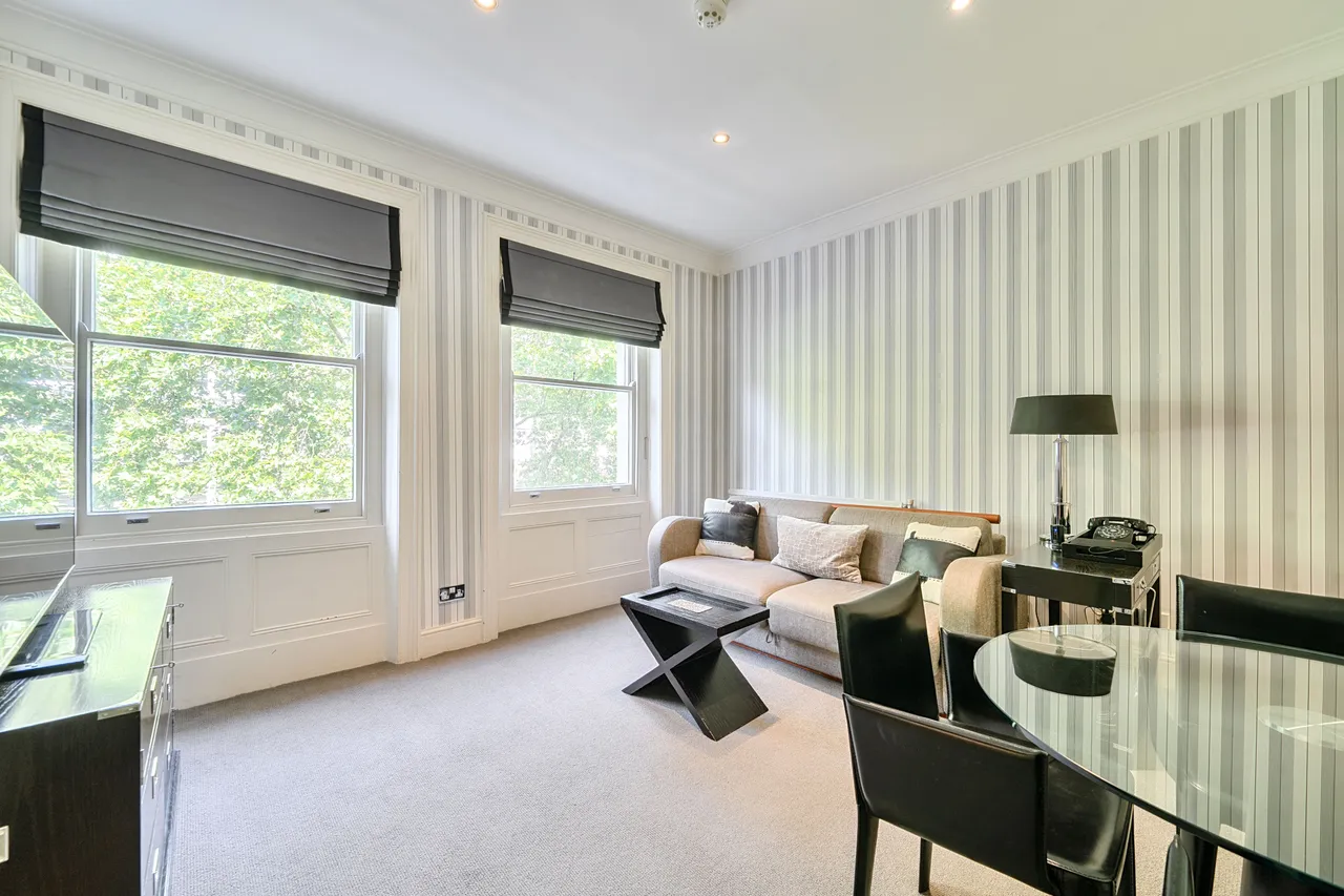 19 Chase Court, 28-29 Beaufort Gardens, London, photo 2