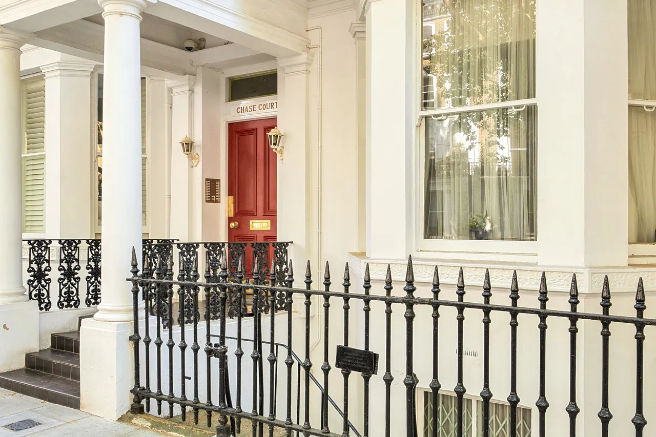 19 Chase Court, 28-29 Beaufort Gardens, London, photo 10