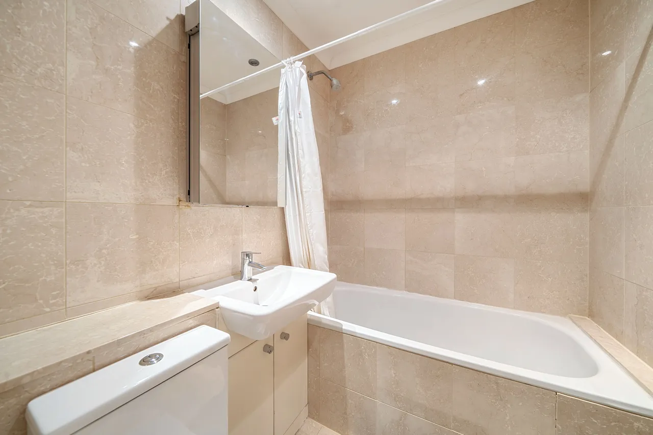 19 Chase Court, 28-29 Beaufort Gardens, London, photo 5
