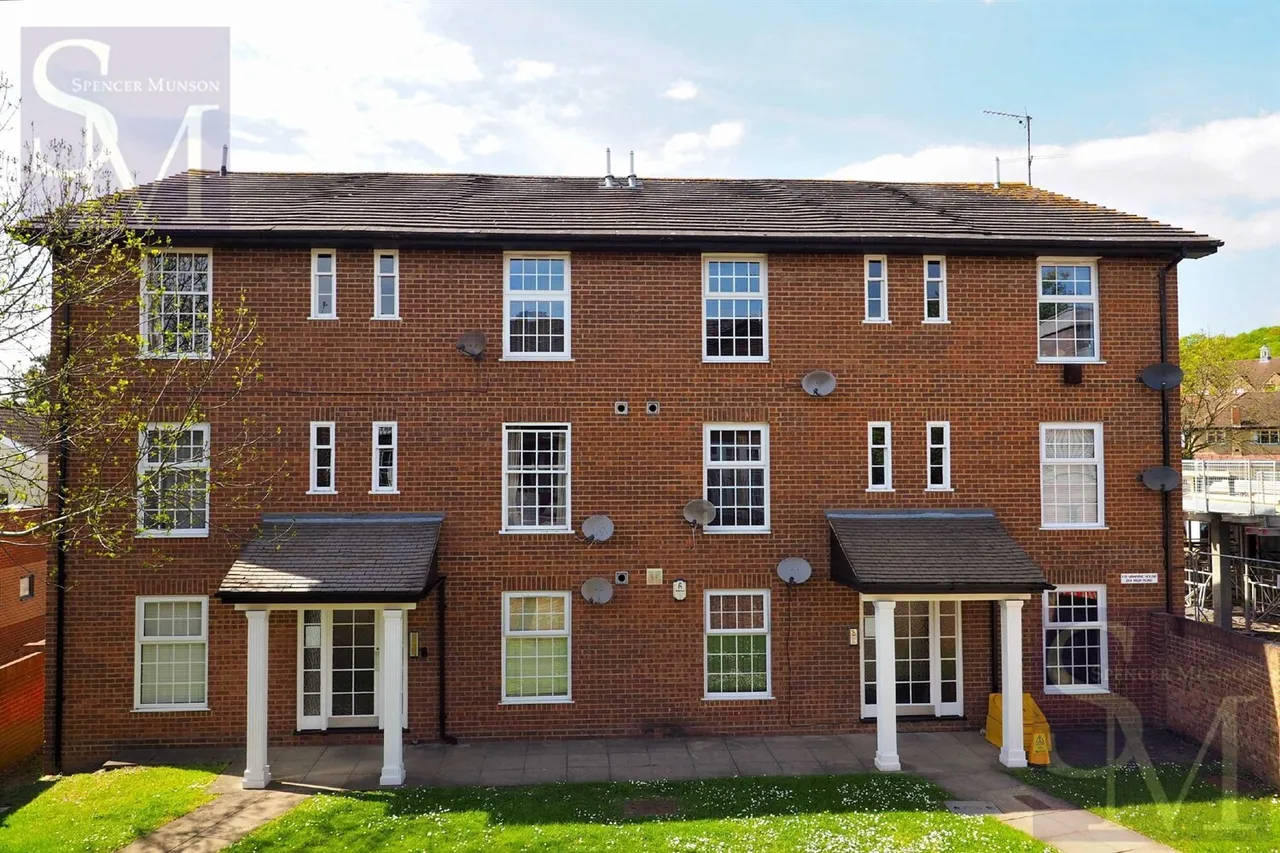 1 bed flat for sale, High Road, Loughton, IG10