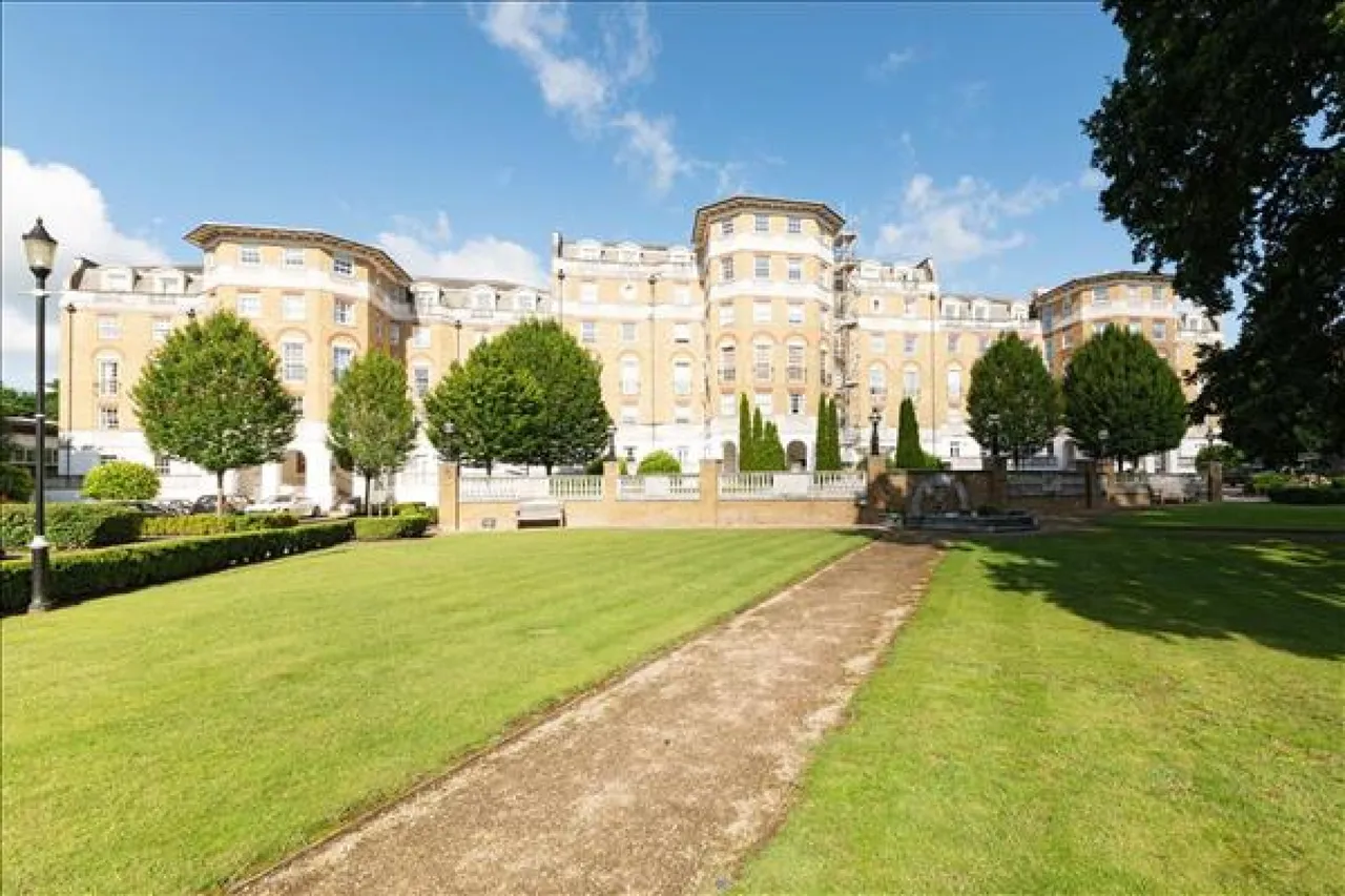 Chapman Square, London, photo 4