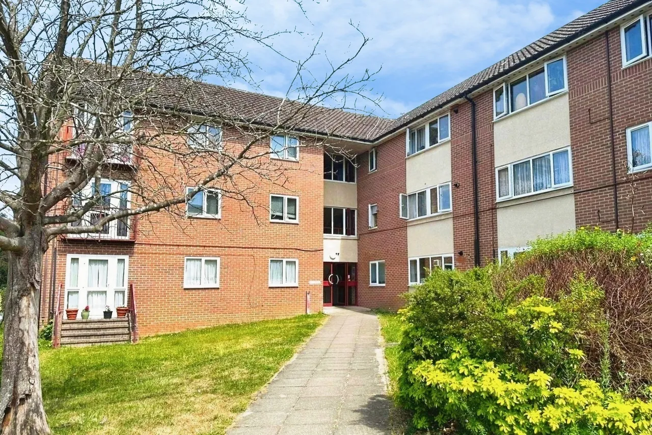 1 bed flat for sale — Highview, Mulgrave Way, Knaphill, Woking, GU21 2BX