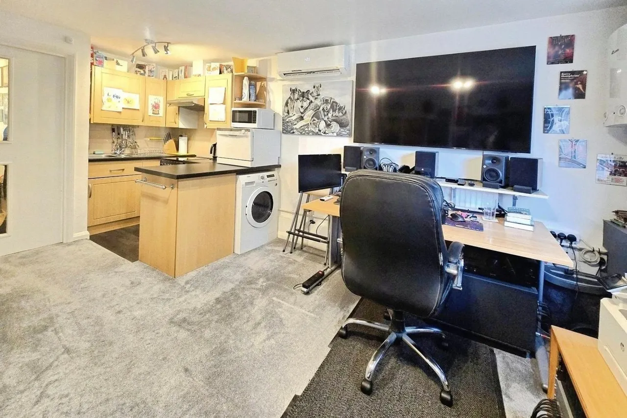 Highview, Mulgrave Way, Knaphill, Woking, GU21 2BX, photo 2
