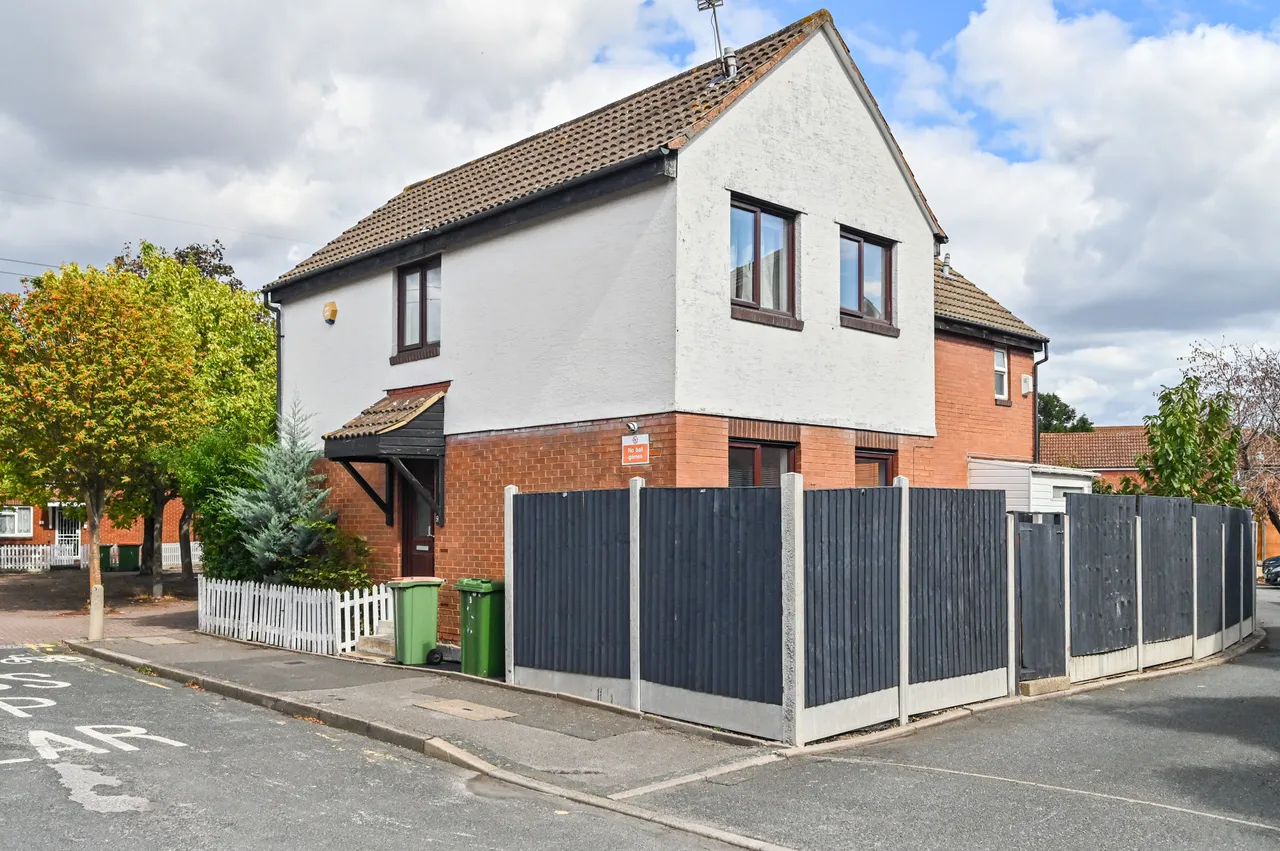 3 bed house for sale — 9 Gautrey Square, London