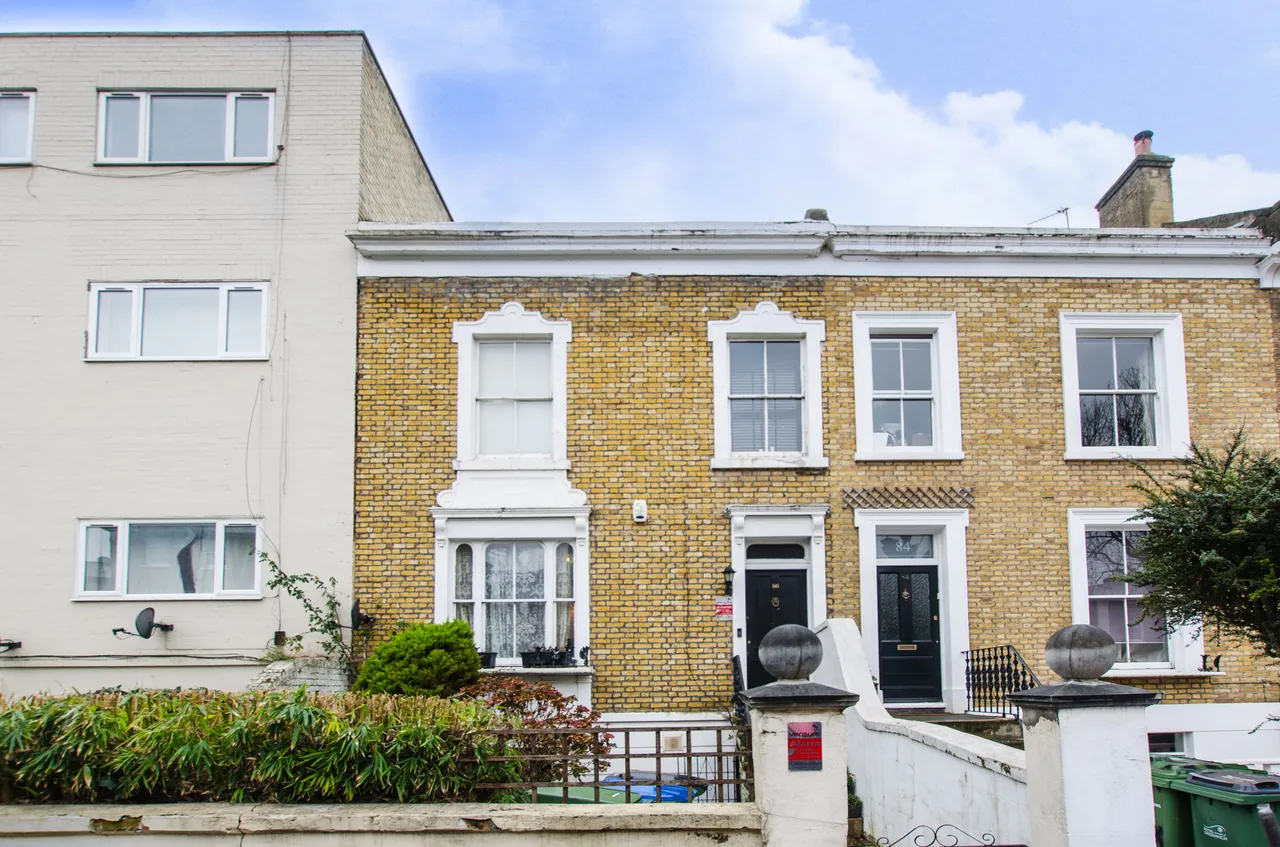 4 bed house for sale — 86 Woodhill, London