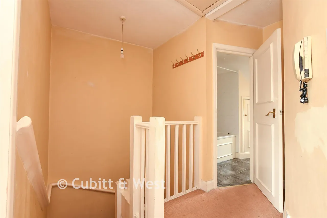 High Street, Dorking, RH4, photo 2