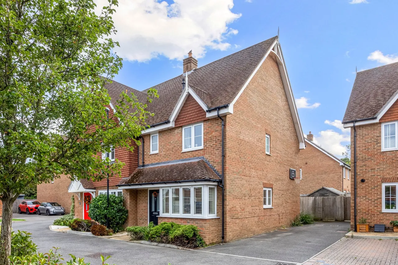 4 bed property for sale, Edwards Close, Broadbridge Heath, RH12