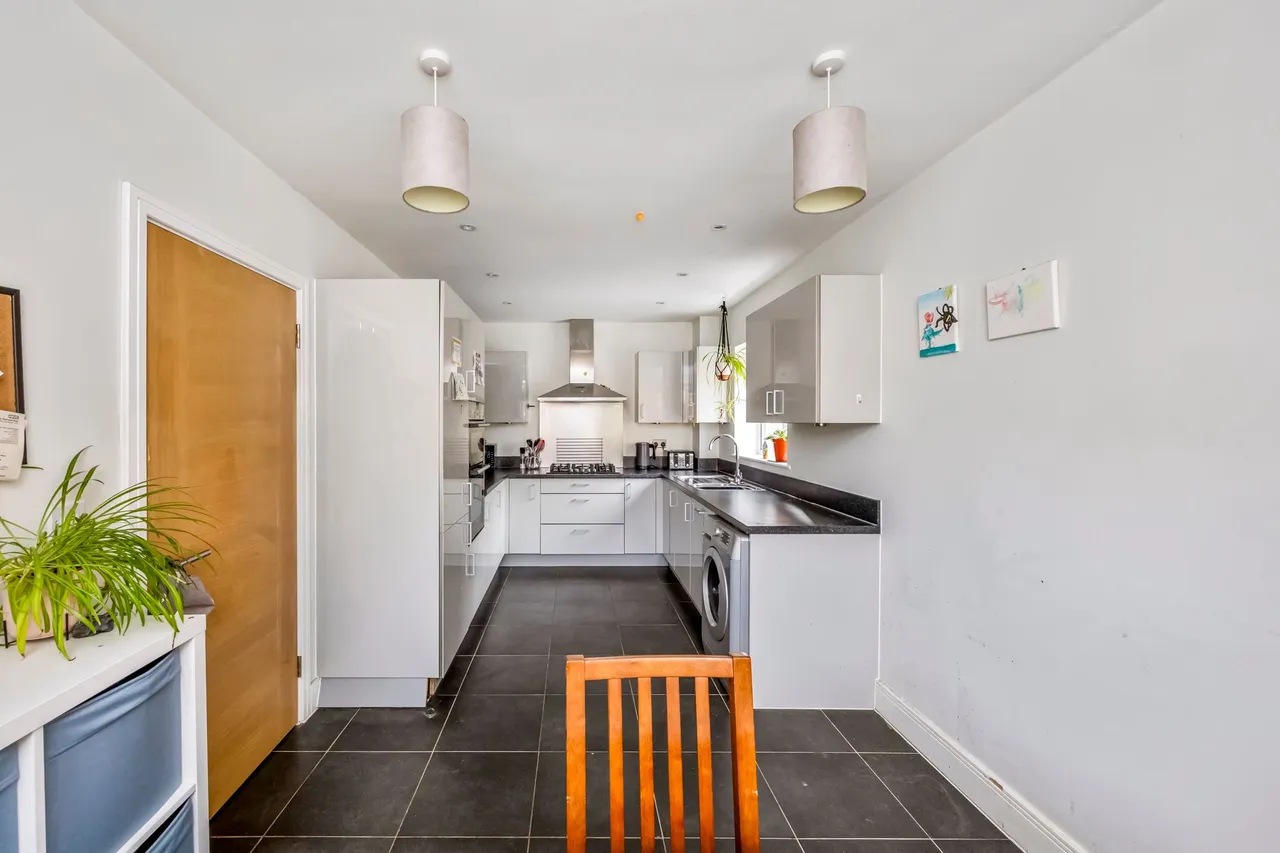 Edwards Close, Broadbridge Heath, RH12, photo 7