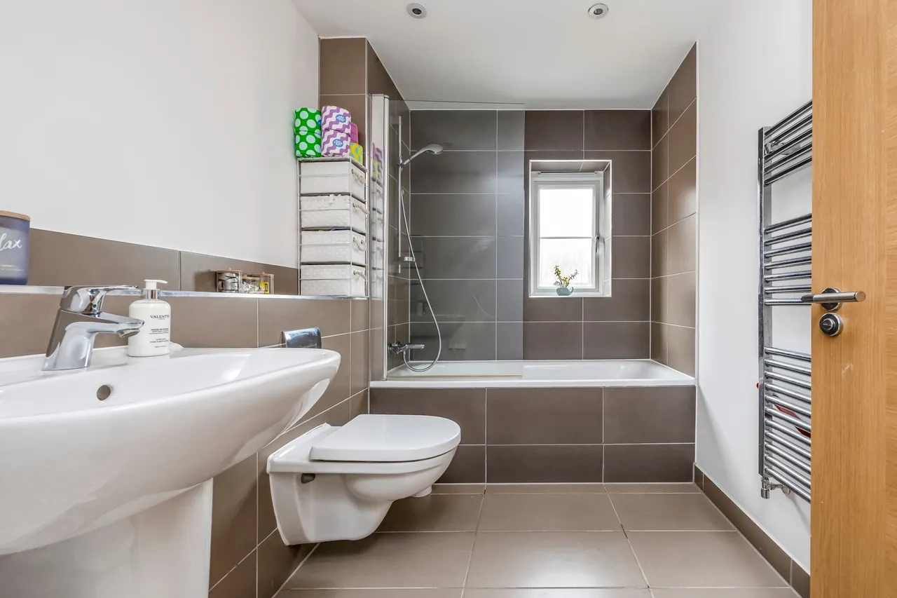 Edwards Close, Broadbridge Heath, RH12, photo 14