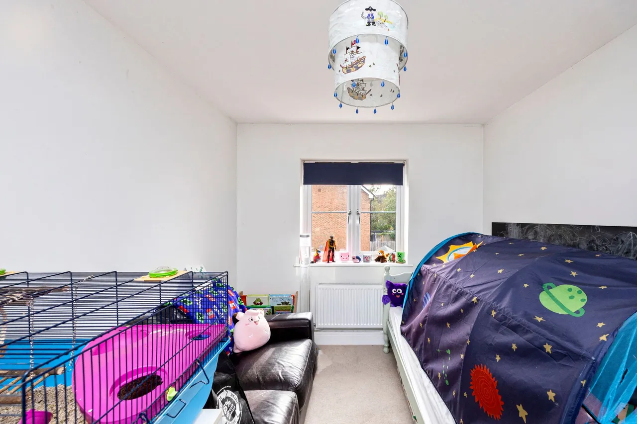 Edwards Close, Broadbridge Heath, RH12, photo 12