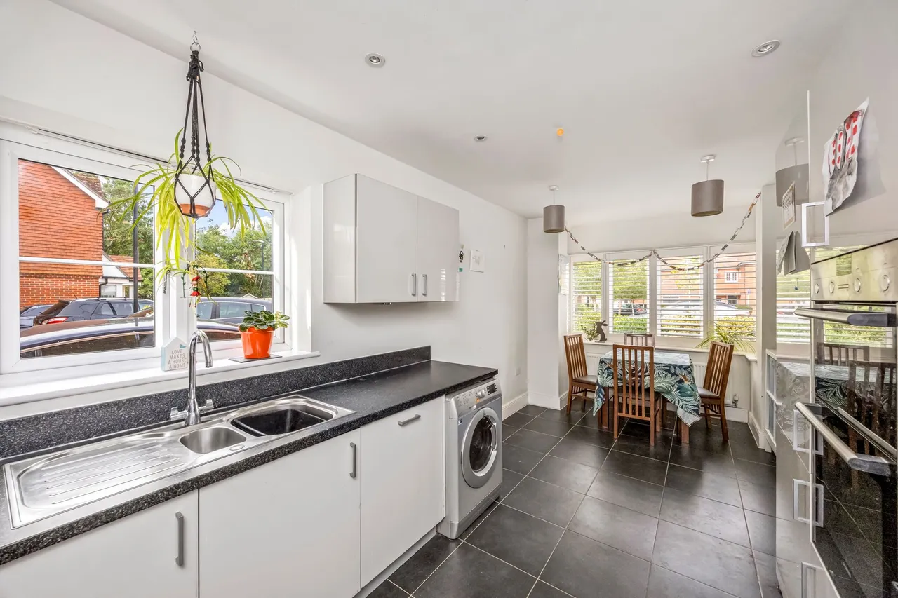 Edwards Close, Broadbridge Heath, RH12, photo 3