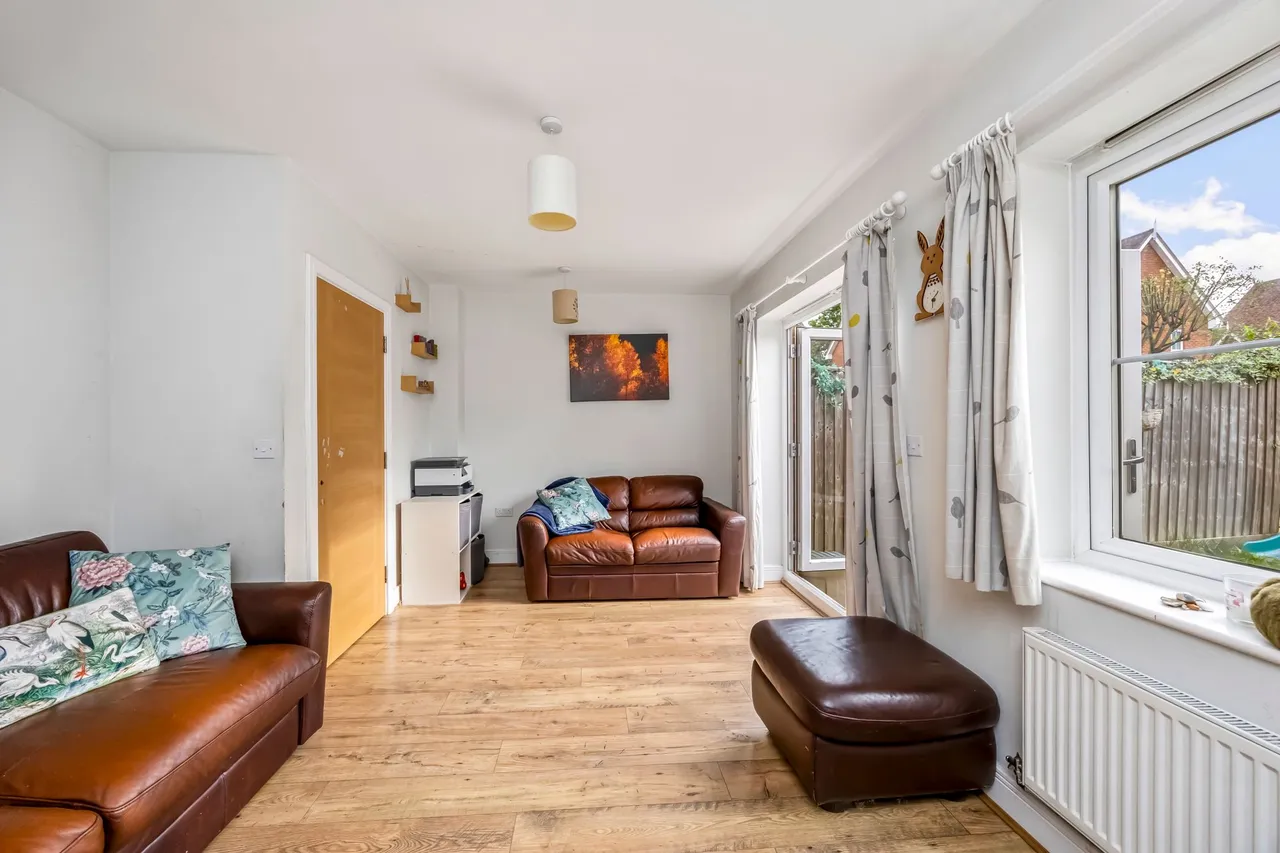 Edwards Close, Broadbridge Heath, RH12, photo 2