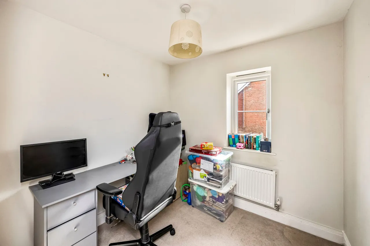 Edwards Close, Broadbridge Heath, RH12, photo 13