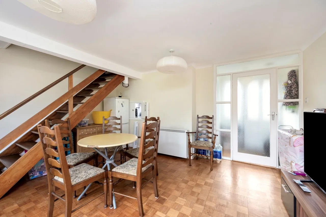 North Parade, Horsham, RH12, photo 2