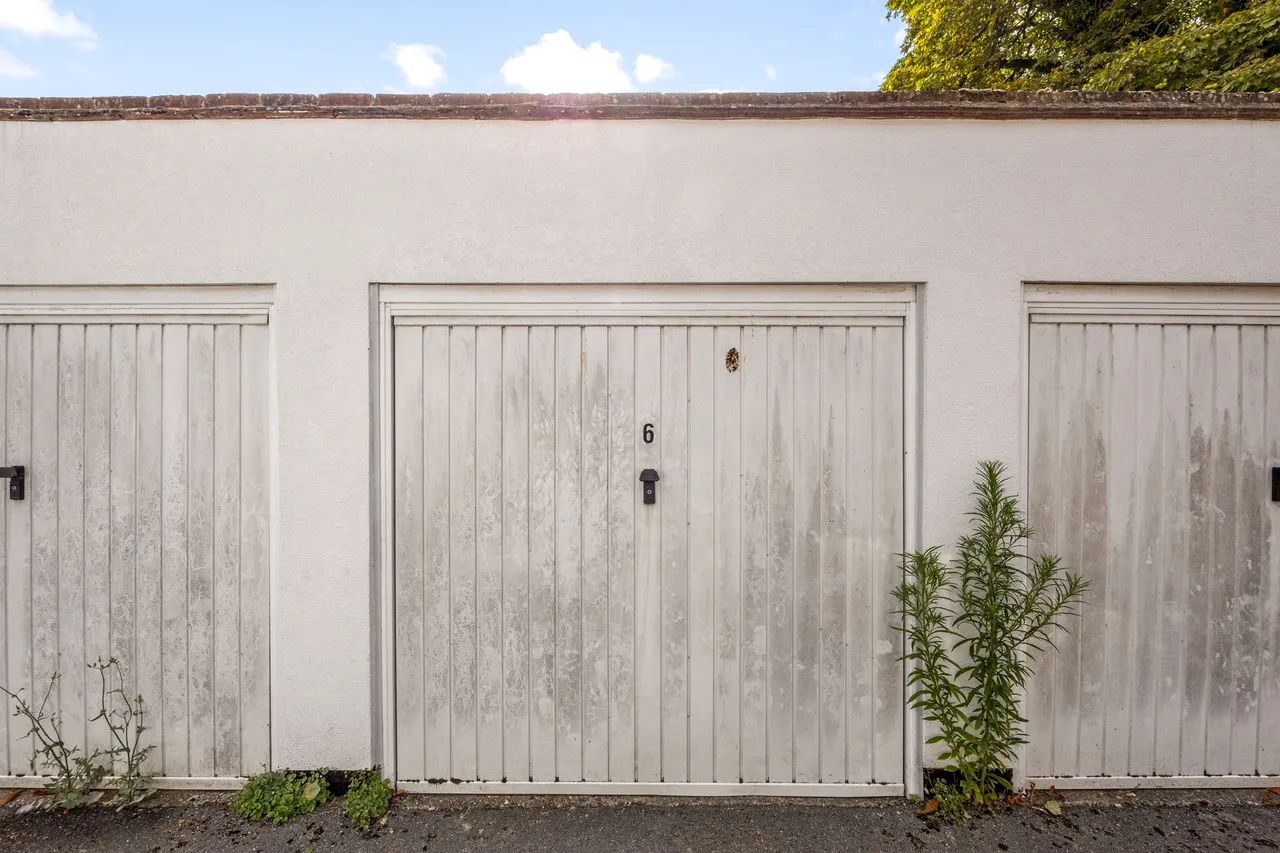 North Parade, Horsham, RH12, photo 12
