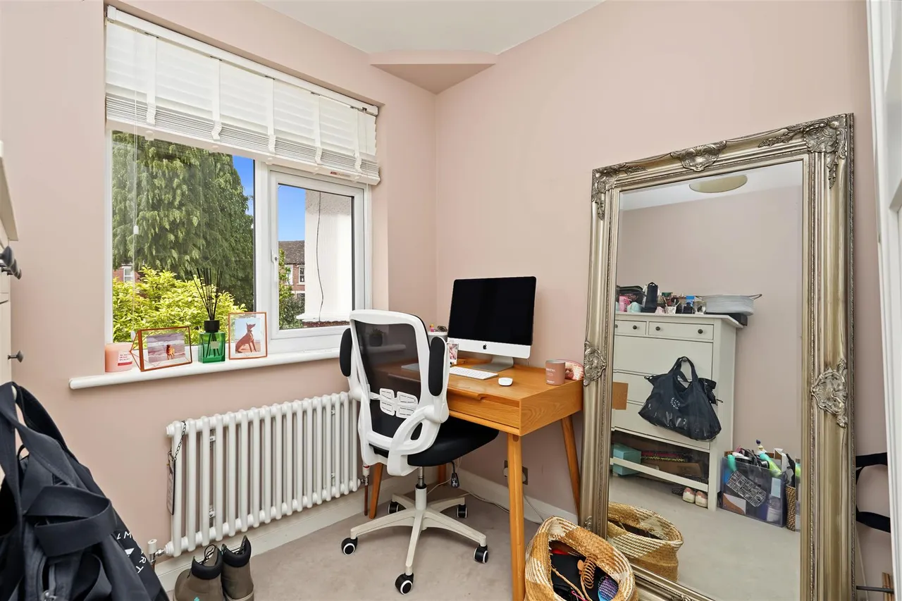 Priory Crescent, Gedling, NG4, photo 9