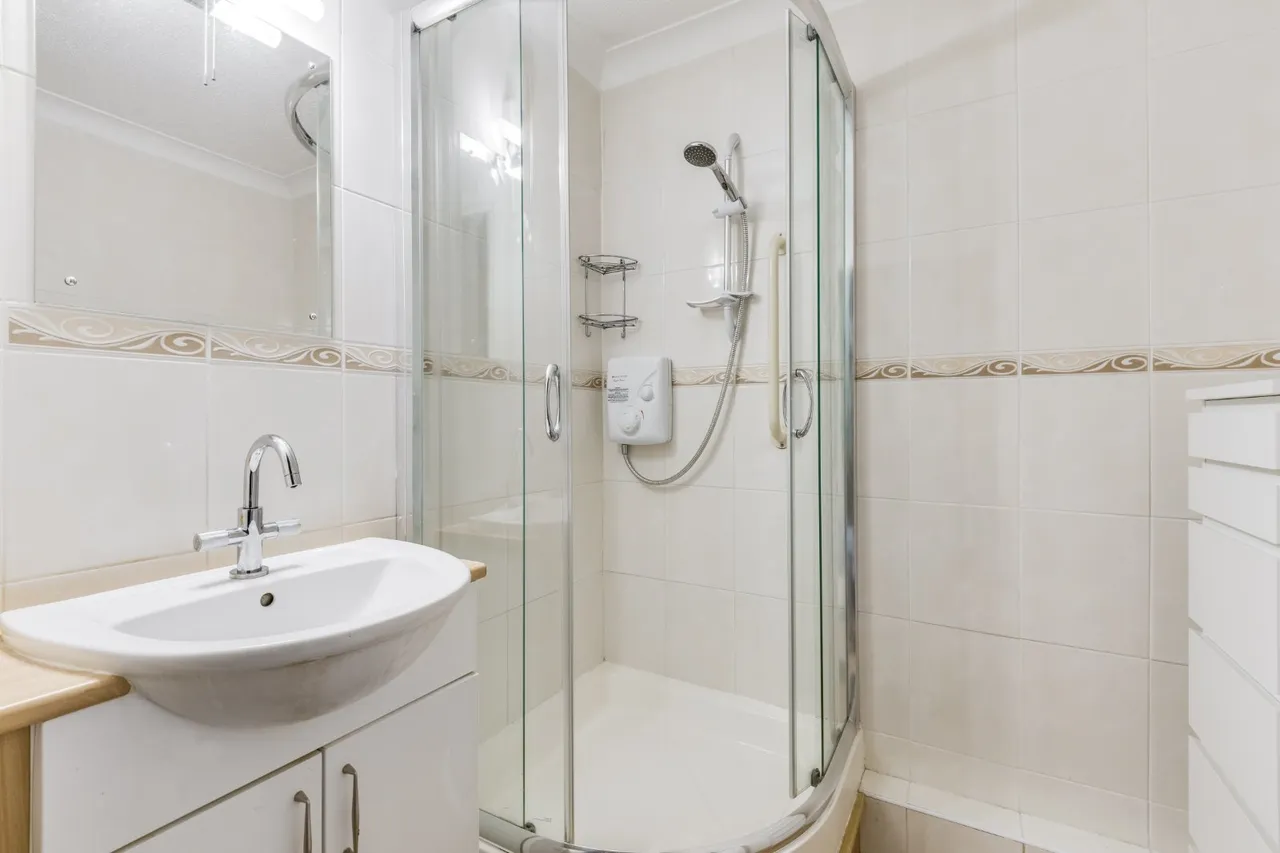 Pond Court, The Ridgeway, SG4, photo 10