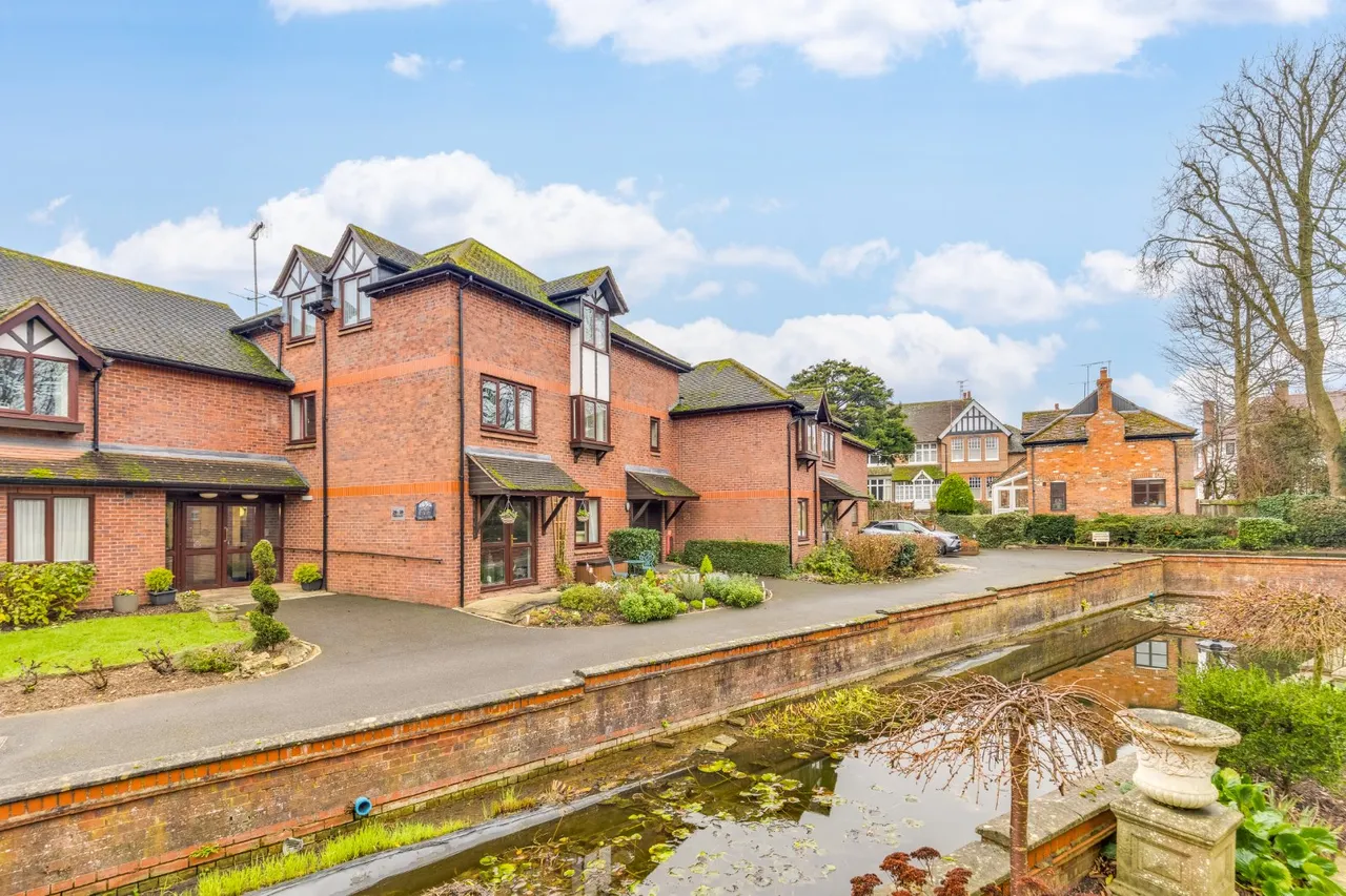 Pond Court, The Ridgeway, SG4, photo 2