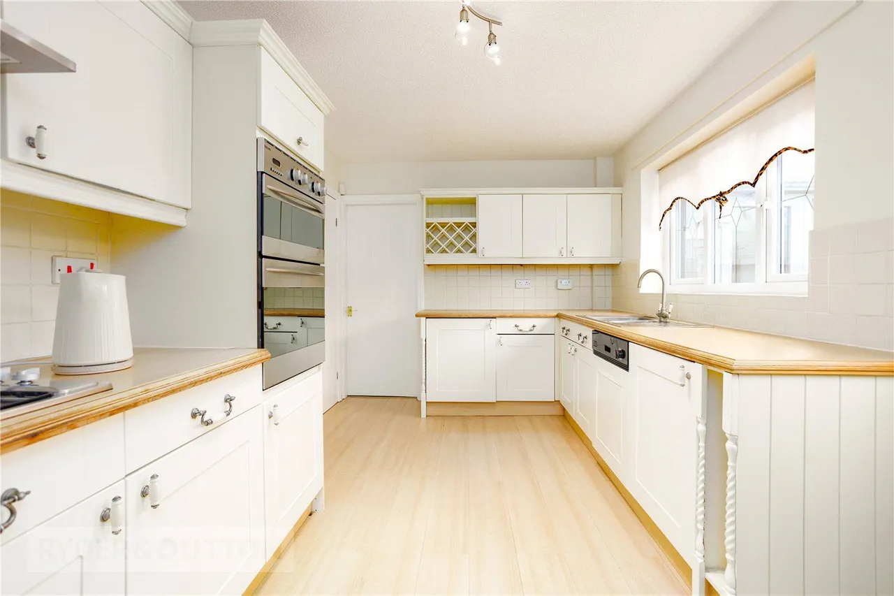 Peregrine Crescent, Littlemoss, M43, photo 5