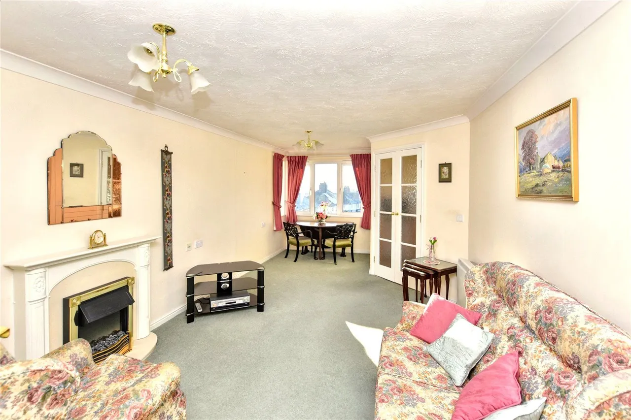 St Edmunds Court, Roundhay, LS8, photo 2