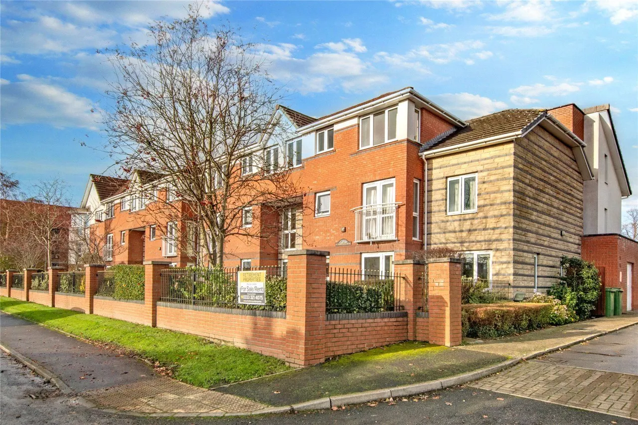 2 bed flat for sale, St Edmunds Court, Roundhay, LS8