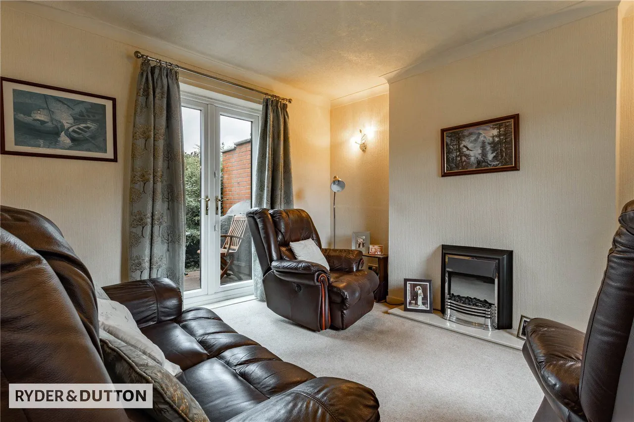 Kings Road, Shaw, OL2, photo 4