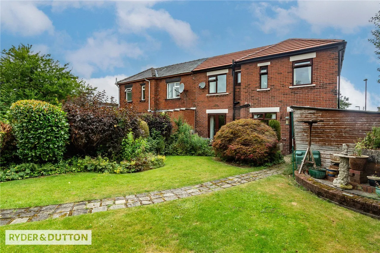 Kings Road, Shaw, OL2, photo 2