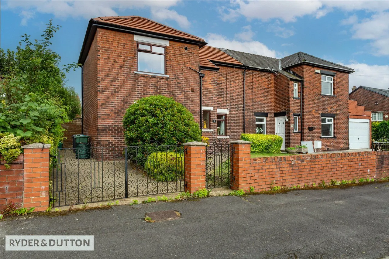 3 bed house for sale, Kings Road, Shaw, OL2