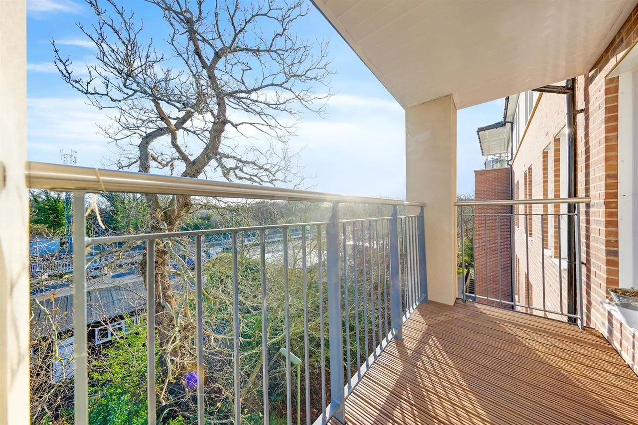 2 bed flat for sale, Station Parade, Virginia Water, GU25