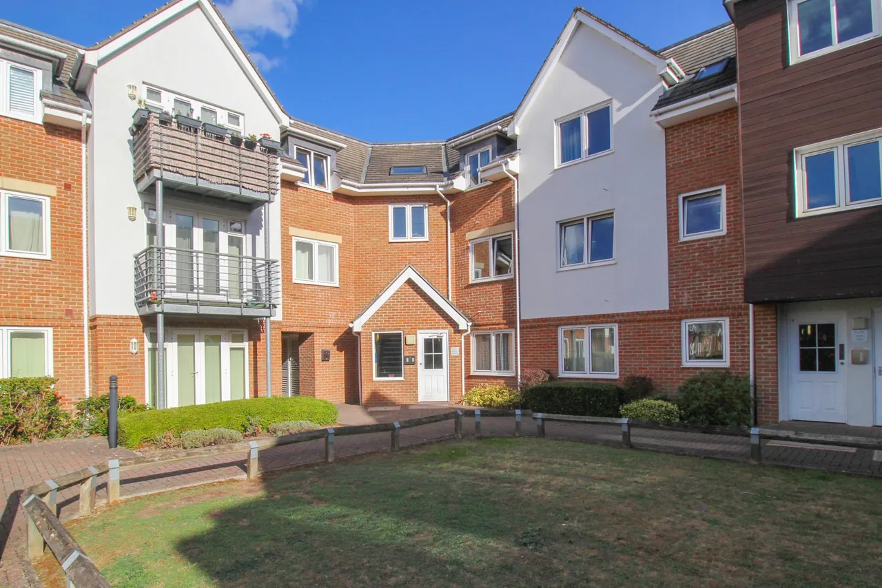 2 bed flat to rent, Old Dairy Close, Fleet, GU51
