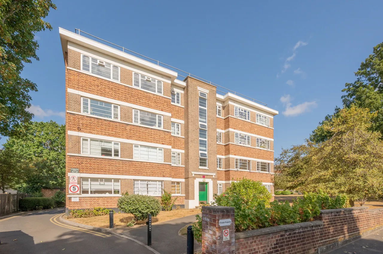 2 bed flat for sale — 70 Cameford Court, New Park Road, London