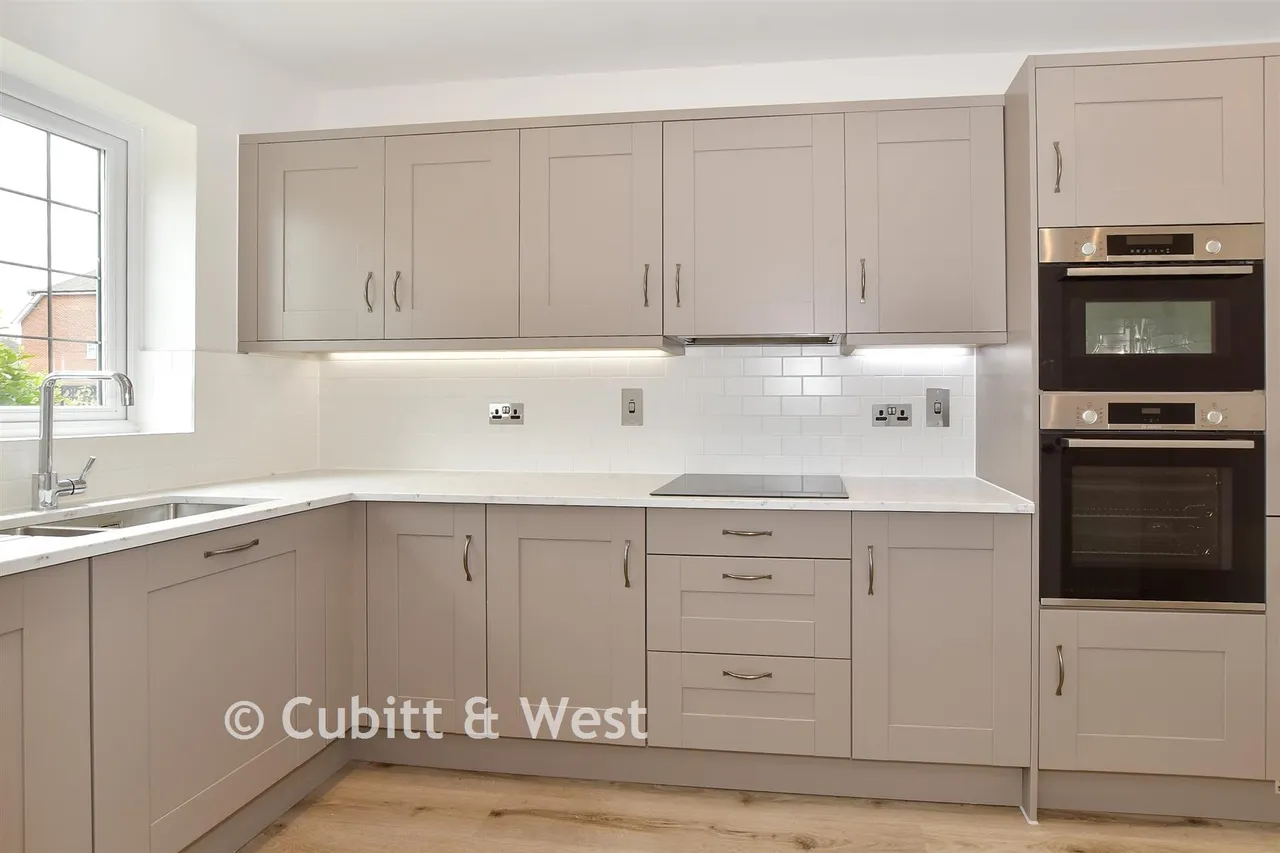 Taverner Square, Cranleigh, GU6, photo 3