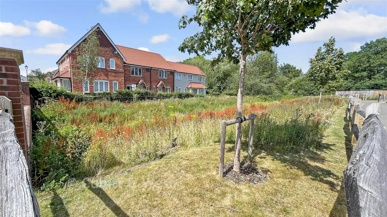 Taverner Square, Cranleigh, GU6, photo 2